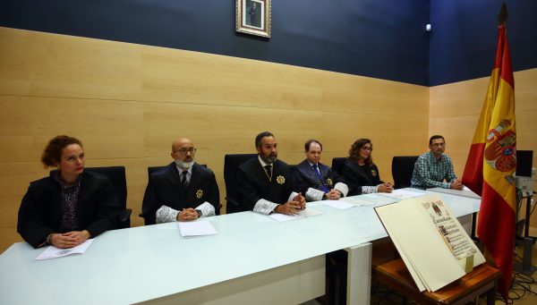 Lectura de los artículos de la Carta Magna por la Junta de Jueces de Ponferrada con motivo de la próxima celebración del Día de la Constitución