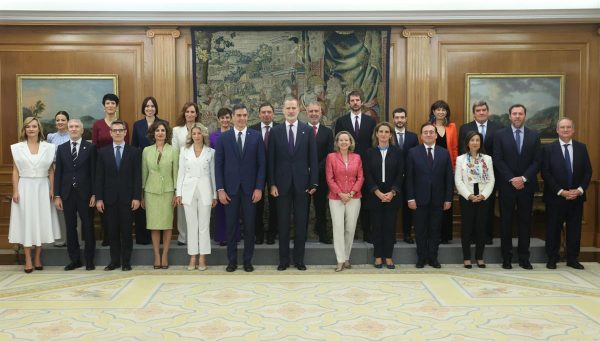 Fotografía de grupo del rey Felipe VI con el presidente del Gobierno, Pedro Sánchez, y con los ministros del nuevo Ejecutivo. / La Moncloa