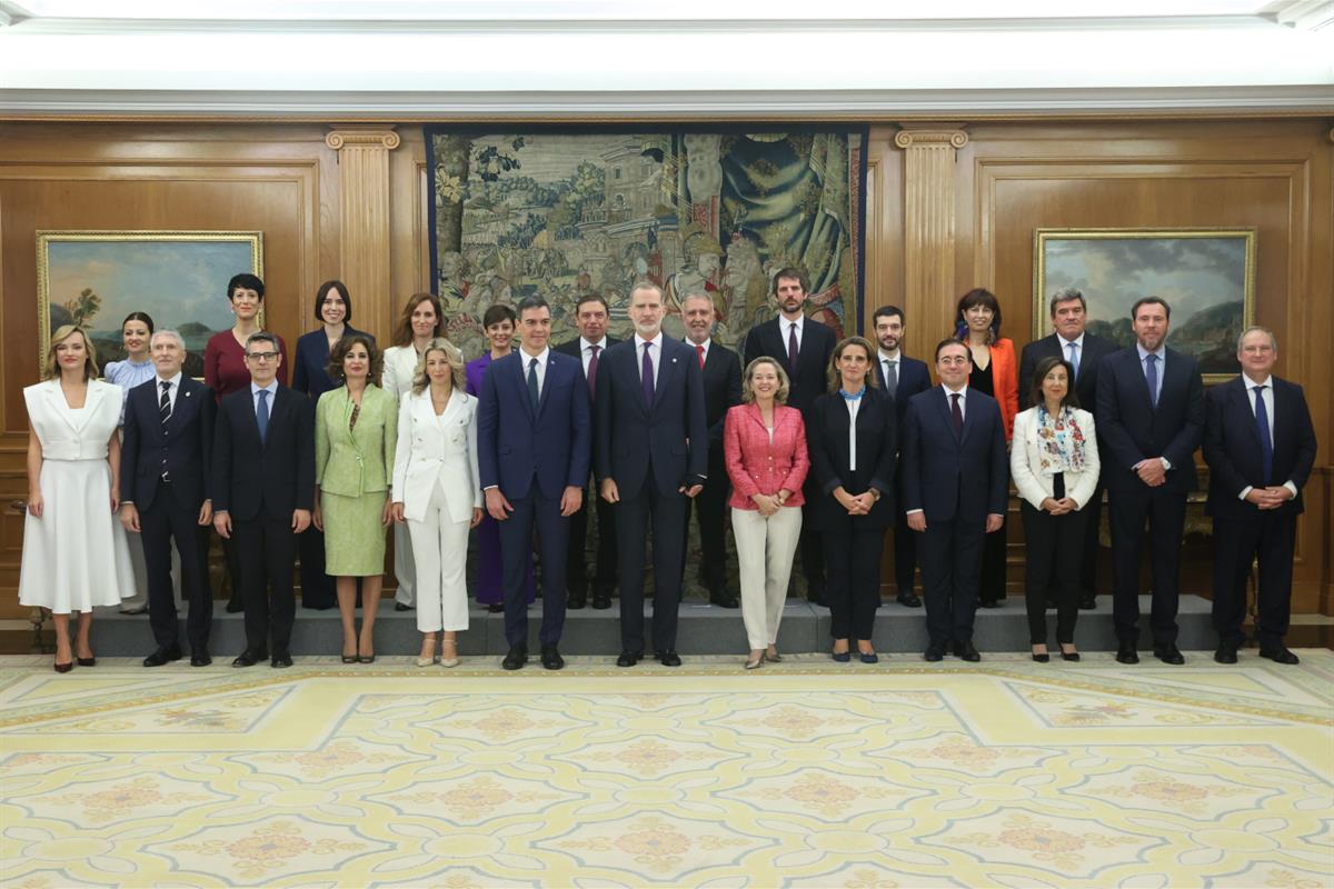 Fotografía de grupo del rey Felipe VI con el presidente del Gobierno, Pedro Sánchez, y con los ministros del nuevo Ejecutivo. / La Moncloa