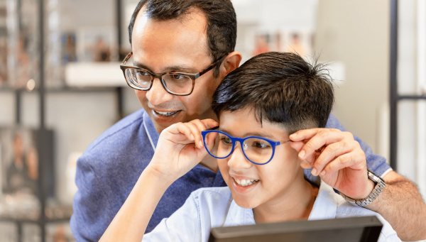 Un padre y su hijo comprando gafas graduadas