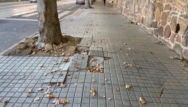 Aceras en mal estado en la avenida del Ferrocarril de Ponferrada