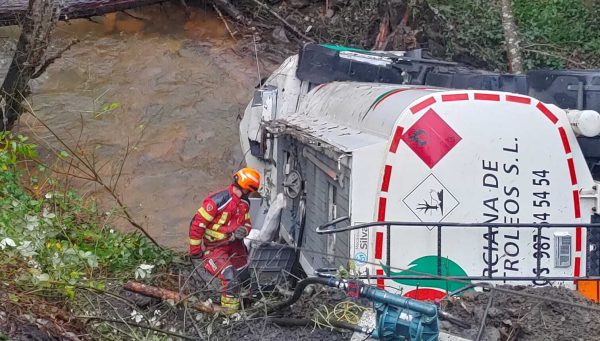 Trasvase y recuperación del camión cisterna en Tremor de Arriba. / Bomberos de Ponferrada