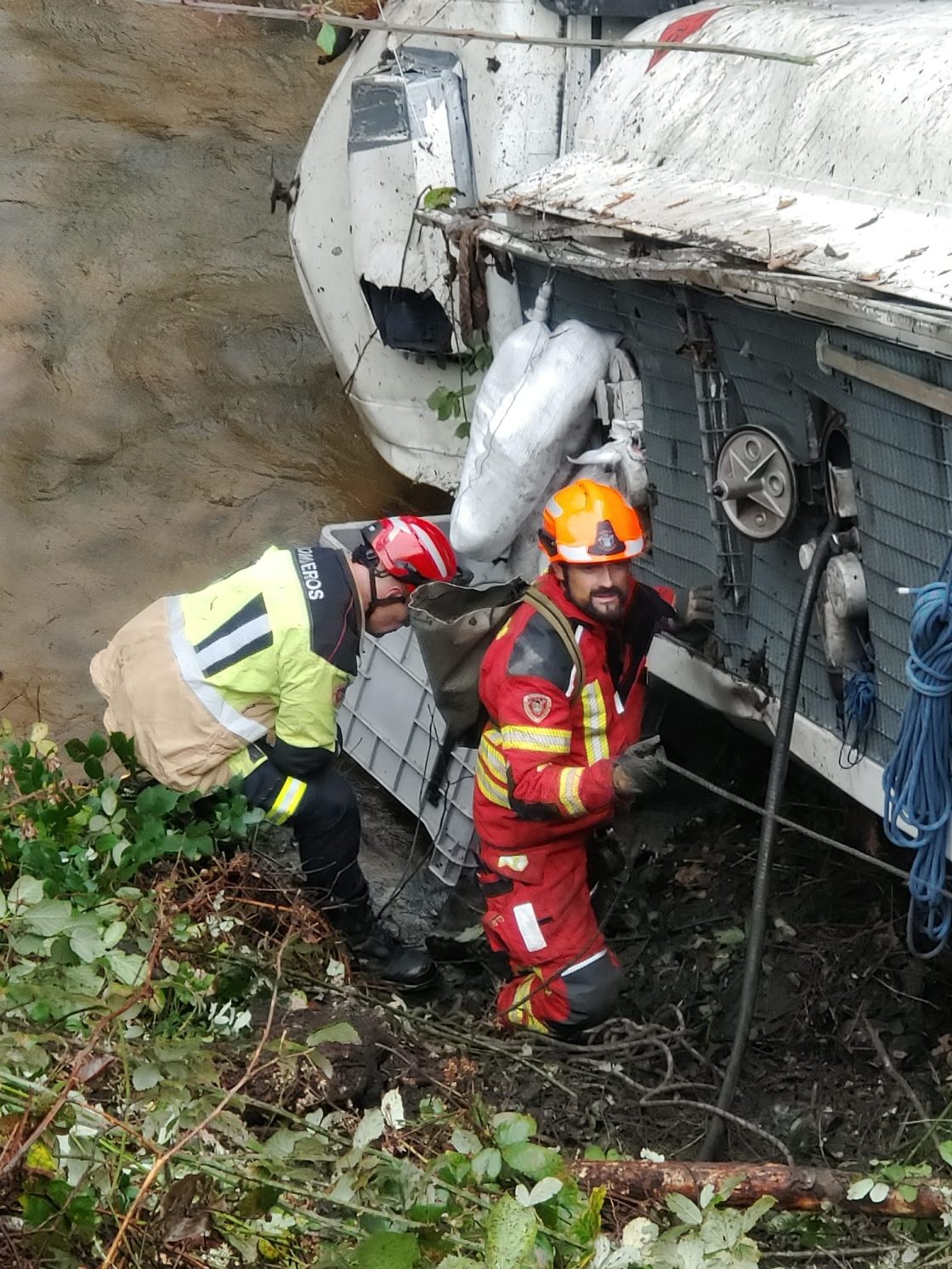 Trasvase y recuperación del camión cisterna en Tremor de Arriba. / Bomberos de Ponferrada