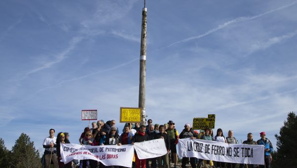 Protesta ante la Cruz de Ferro