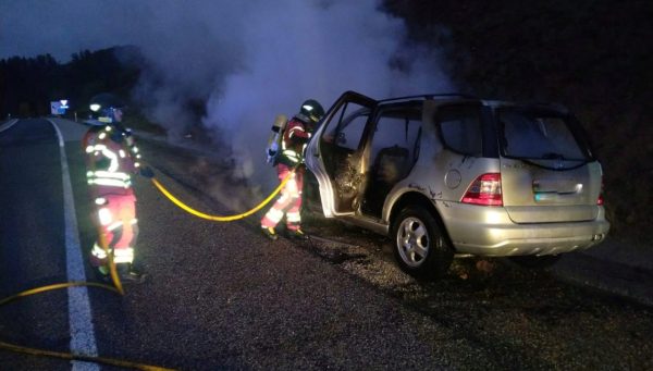 Fotografía del incendio del vehículo en la A-6, a la altura de Folgoso de la Ribera. / EBD