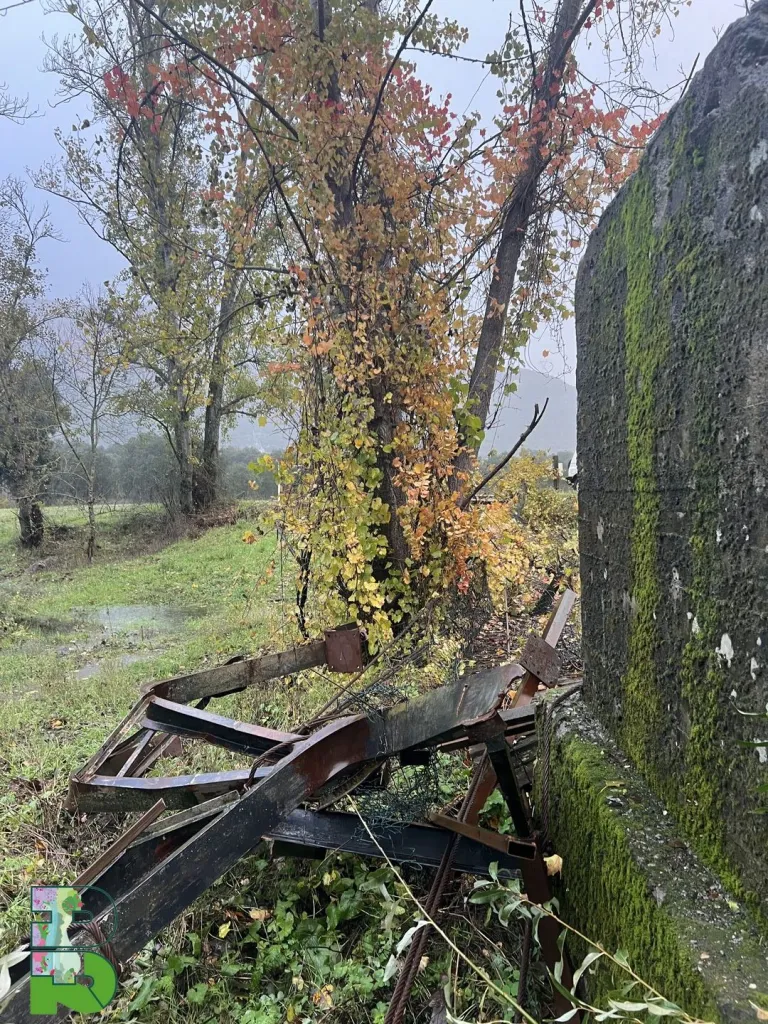 El río Sil sumerge el puente colgante de Valiña. / af2bierzo