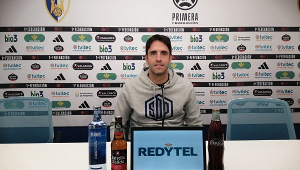 El entrenador de la Ponferradina, Íñigo Vélez. / EBD