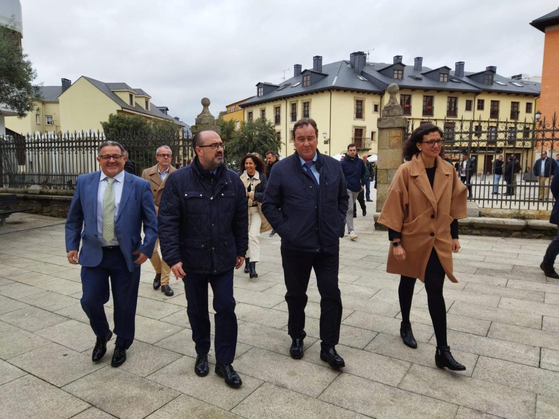 Carlos Fernández, Marco Morala, Ernesto Barrio y Lidia Coca, en la celebración del día de San Martín de Porres