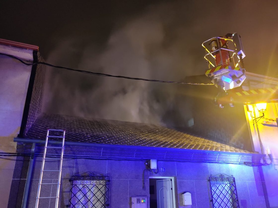 Incendio en una chimenea del barrio de Compostilla