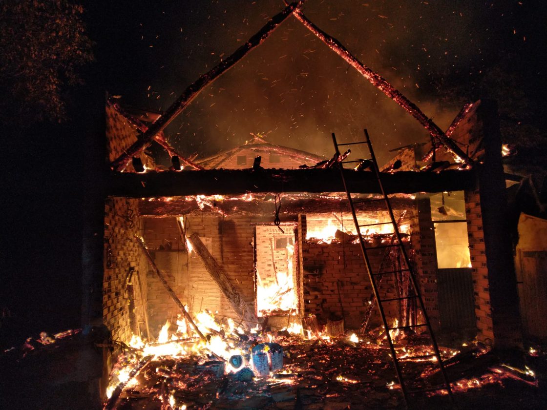 Incendio de una caseta de aperos en Valtuille de Arriba