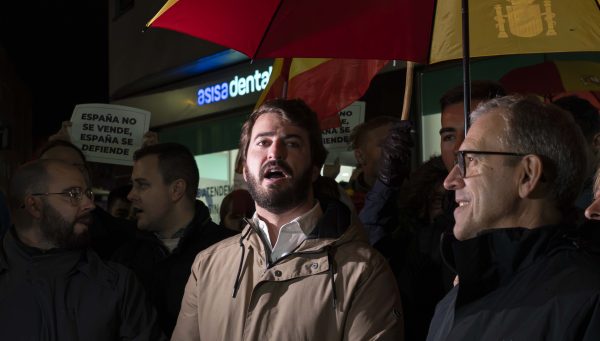 El vicepresidente de la Junta, Juan García Gallardo y el consejero de Industria, Comercio y Empleo Mariano Veganzones, en la concentración en la sede del PSOE de Valladolid