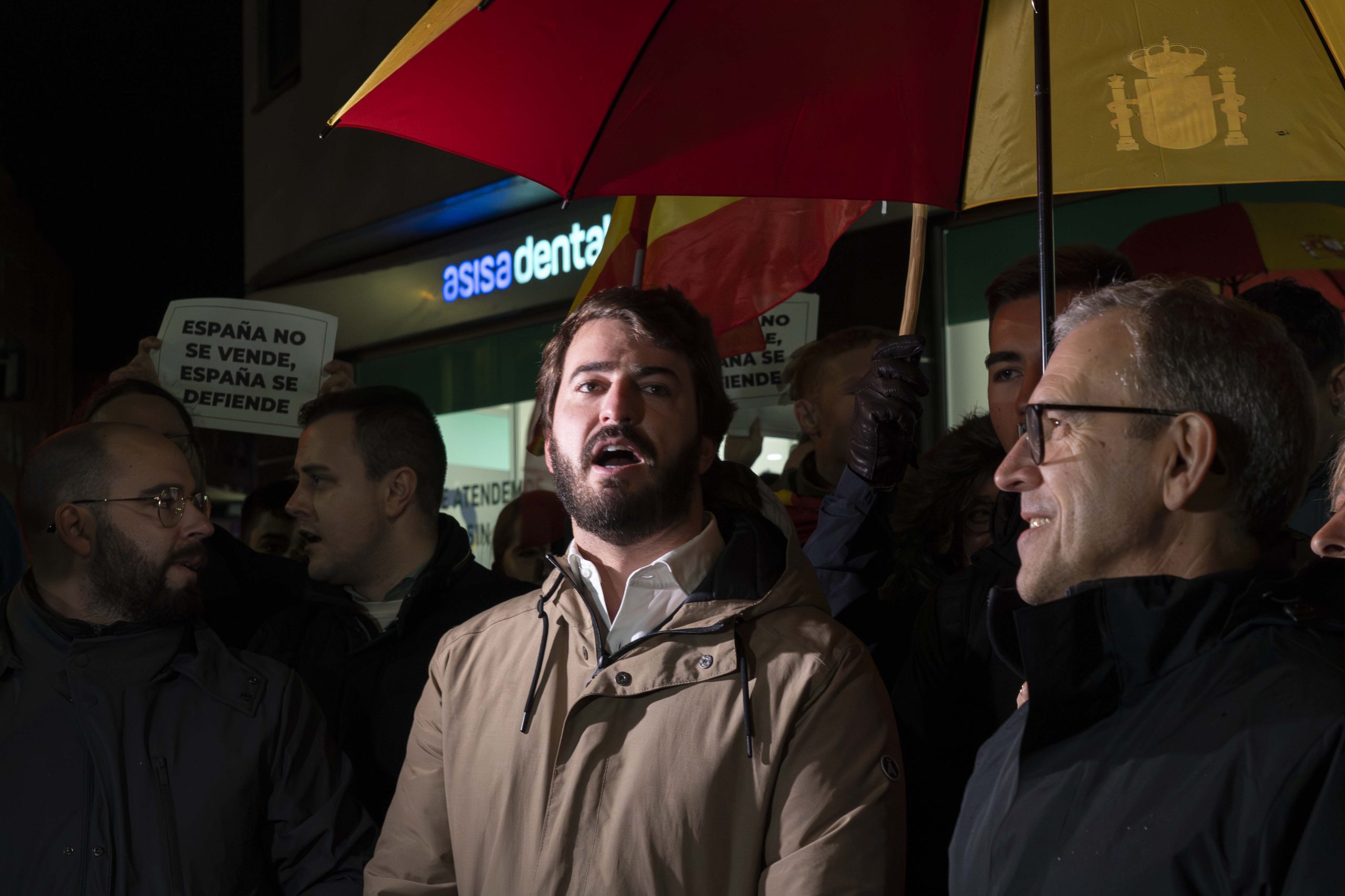 El vicepresidente de la Junta, Juan García Gallardo y el consejero de Industria, Comercio y Empleo Mariano Veganzones, en la concentración en la sede del PSOE de Valladolid