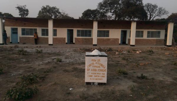 Escuela financiada por Cáritas Astorga en Kilela Balanda (Congo)