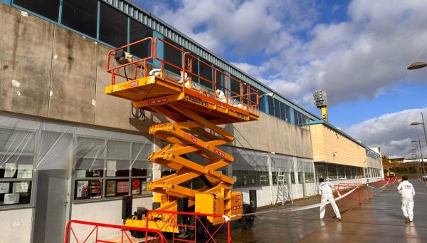 Comienzo de las obras de reparación y pintado de las fachadas de El Toralín