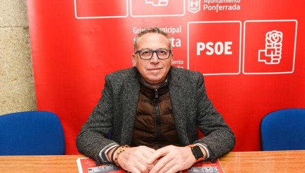 José Antonio Cartón presenta el nuevo número de la revista 'Puente de Hierro'. / QUINITO