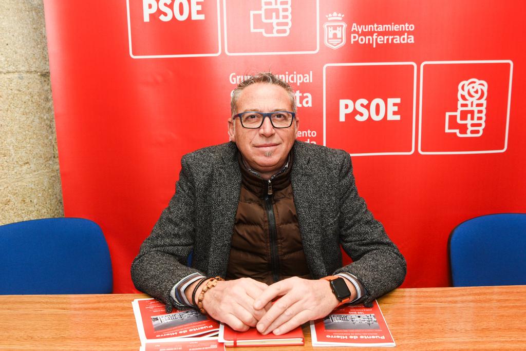 José Antonio Cartón presenta el nuevo número de la revista 'Puente de Hierro'. / QUINITO