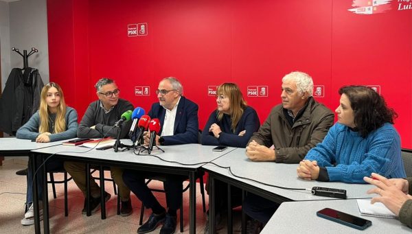 Rueda de prensa del PSOE de Ponferrada tras la concentración llevada a cabo ante su sede en la noche del lunes