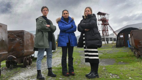 Isabel, Dayana y Andrea posan ante el Pozo Julia de Fabero