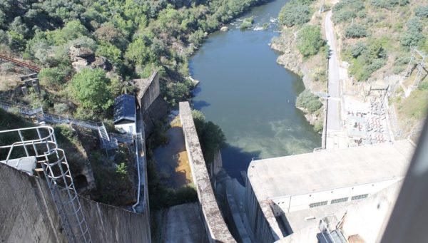 Presa del embalse de Bárcena