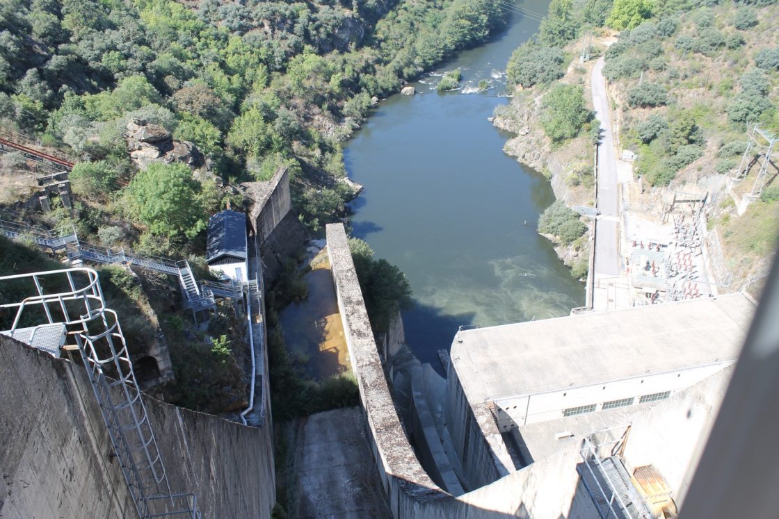 Presa del embalse de Bárcena