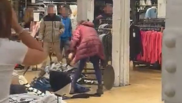 Un momento del tenso episiodio vivido en una tienda de ropa de Burgos