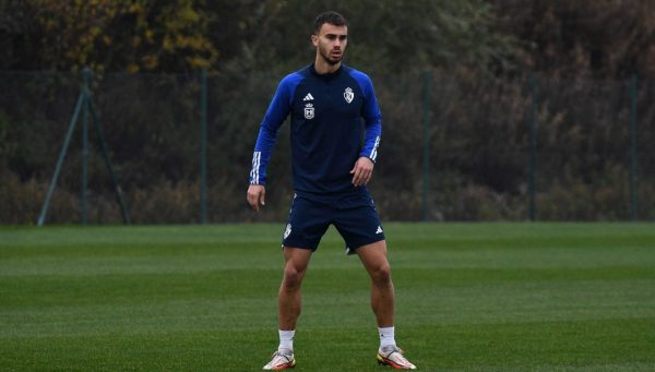 Toni Leal, durante un entrenamiento de la Ponferradina en el Anexo