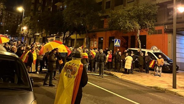 Concentración en Ponferrada frente a la sede del PSOE para pedir la dimisión de Pedro Sánchez. / QUINITO