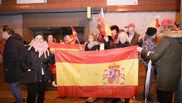 Concentración en Ponferrada frente a la sede del PSOE para pedir la dimisión de Pedro Sánchez. / QUINITO