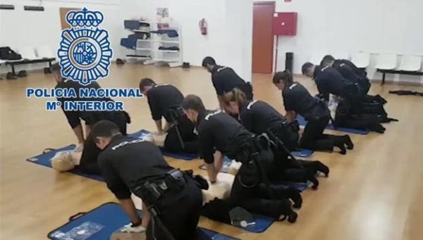 Policía Nacional practicando la maniobra de reanimación cardiopulmonar RCP. / Subdelegación del Gobierno en León