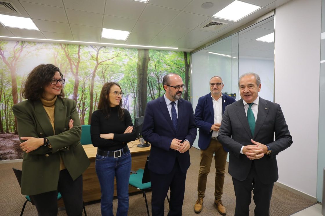 Inauguración de la tercera sucursal de Caja Rural en Ponferrada. / QUINITO