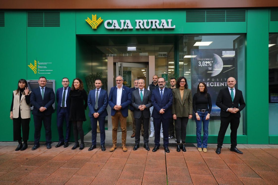 Inauguración de la tercera sucursal de Caja Rural en Ponferrada. / QUINITO