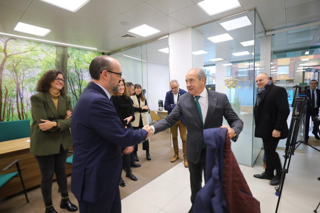 Inauguración de la tercera sucursal de Caja Rural en Ponferrada. / QUINITO