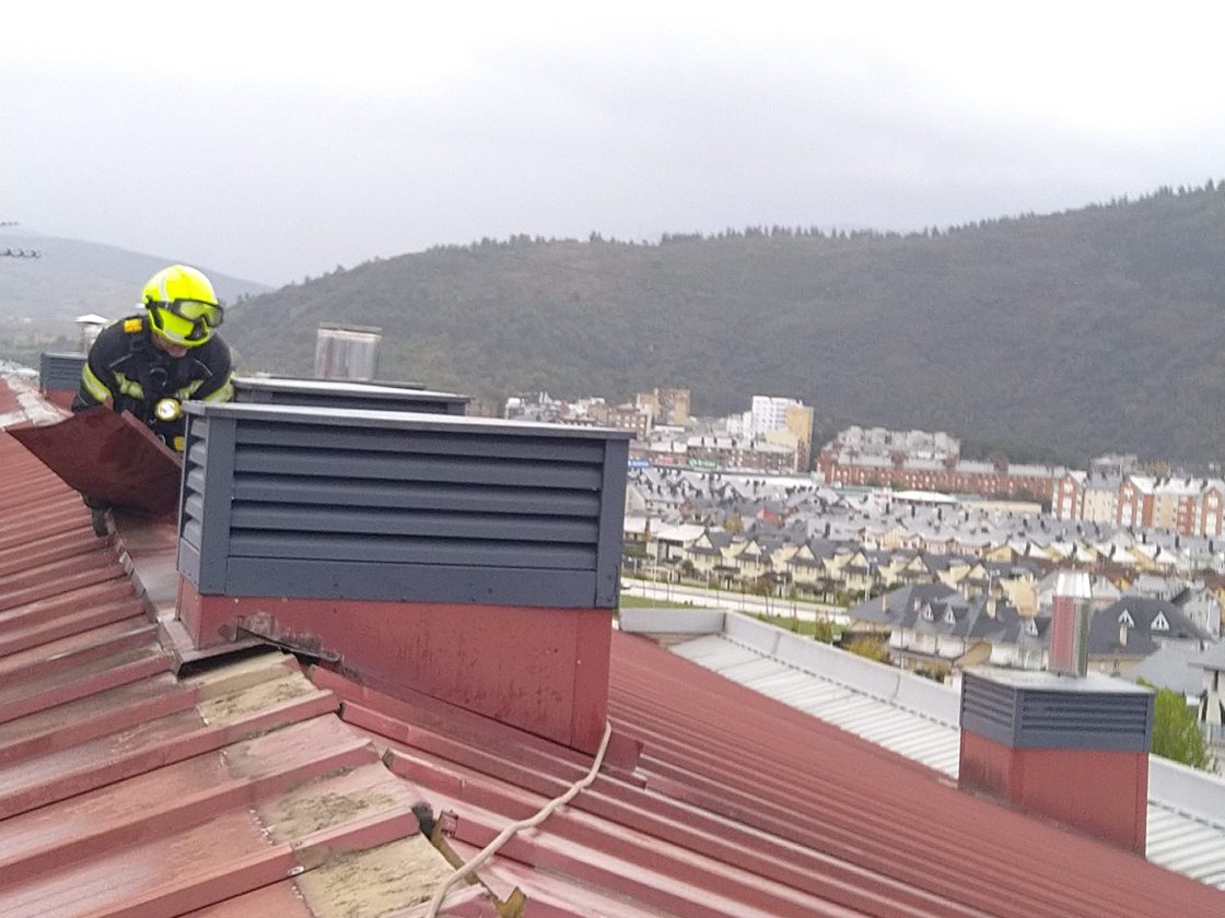 Los bomberos de Ponferrada retiran chapas sueltas en la cubierta de un edificio en la calle Matias Prats. / Ayuntamiento de Ponferrada