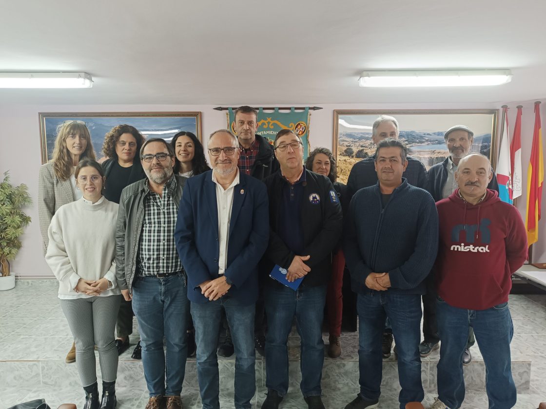 El presidente del Consejo Comarcal del Bierzo, Olegario Ramón, encabezó la delegación que visitó este miércoles el Ayuntamiento de Carucedo. / CCB