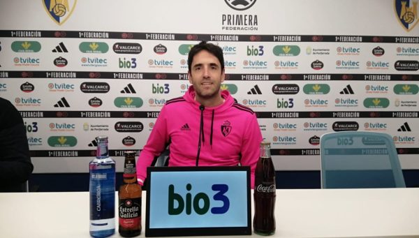 El entrenador de la Ponferradina, Íñigo Vélez. / EBD