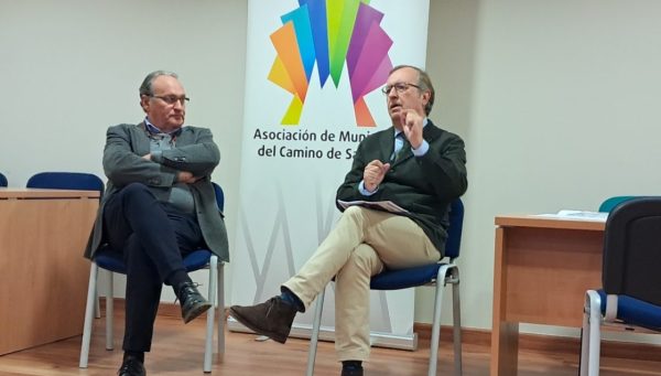 El alcalde de Molinaseca, Alfonso Arias, y el director general de Turismo, Ángel González