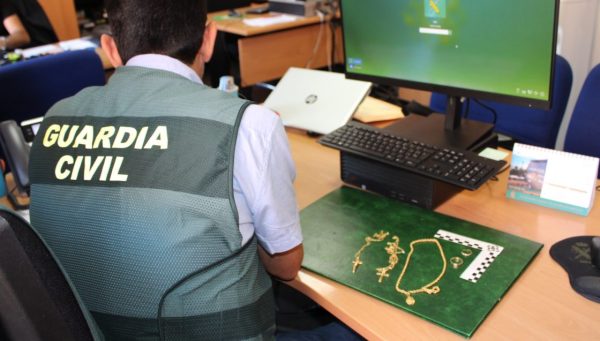 Fotografía de la Guardia Civil con las joyas recuperadas. / GC