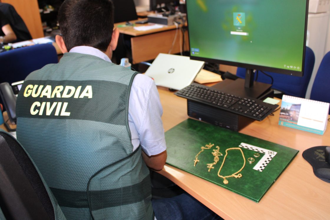 Fotografía de la Guardia Civil con las joyas recuperadas. / GC