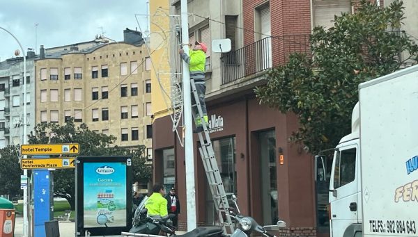 Avanza el montaje de las luces de Navidad en Ponferrada. / EBD