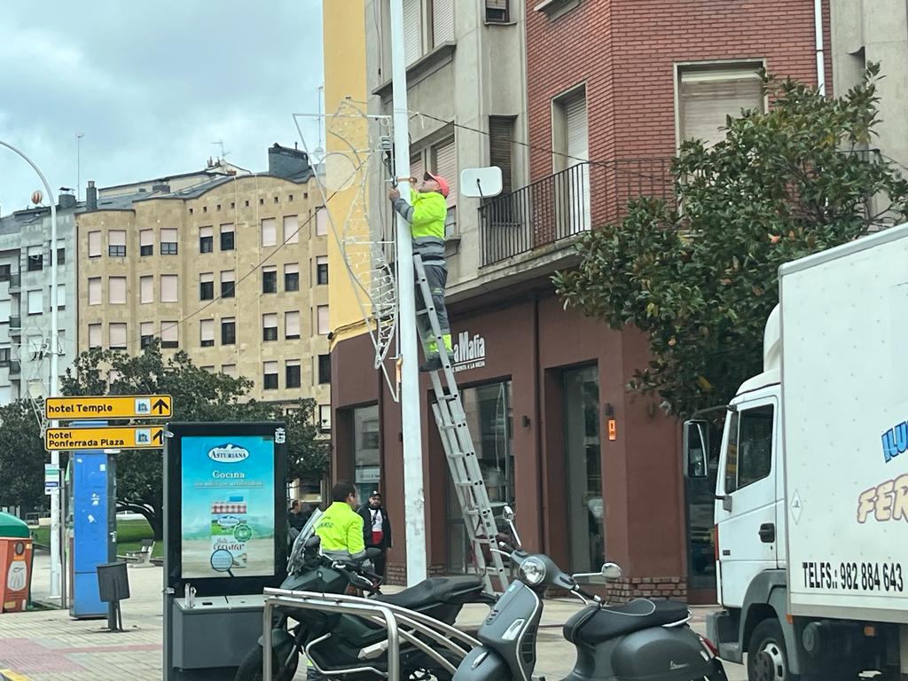 Avanza el montaje de las luces de Navidad en Ponferrada. / EBD