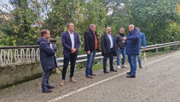 El presidente de la Diputación de León, Gerardo Álvarez Courel, visitó esta mañana la carretera que une Puente de Domingo Flórez con San Pedro de Trones. / DL