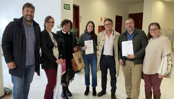 Los autores de los trabajos premiados con el presidente de la ACYLP. De izquierda a derecha, José María Pelayo, Eva Romero, Yolanda Zapico, Zaida Gutiérrez, Francisco Ruiz Sanz (presidente de la ACYLP), Antonio Serrano y Clara Franch. / EBD