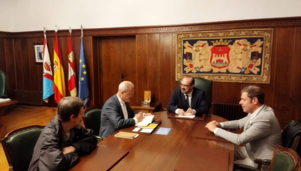 Reunión de los representantes del Ayuntamiento con las asociaciones del Camino de Santiago. / Ayto. Ponferrada