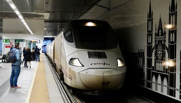 Primer trayecto con pasajeros entre León y Gijón tras la inauguración de la Variante de Pajares.