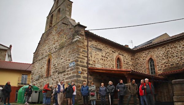 Vecinos de La Magdalena se concentran ante la iglesia en protesta por la actitud del cura párroco