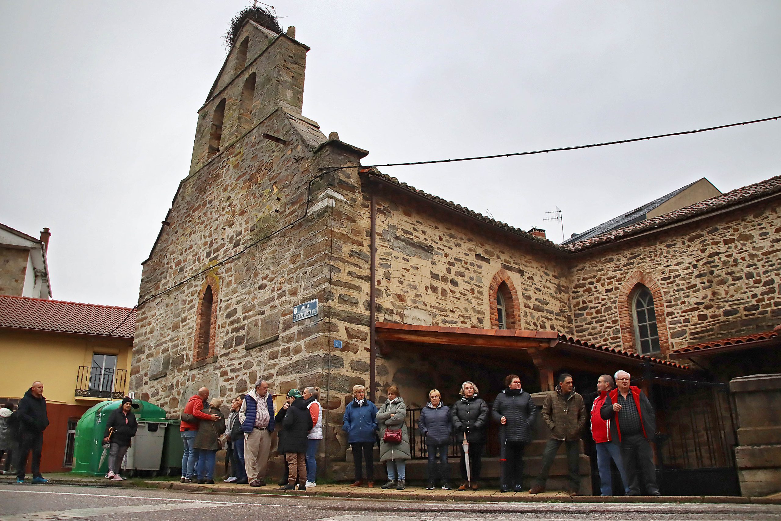 Vecinos de La Magdalena se concentran ante la iglesia en protesta por la actitud del cura párroco