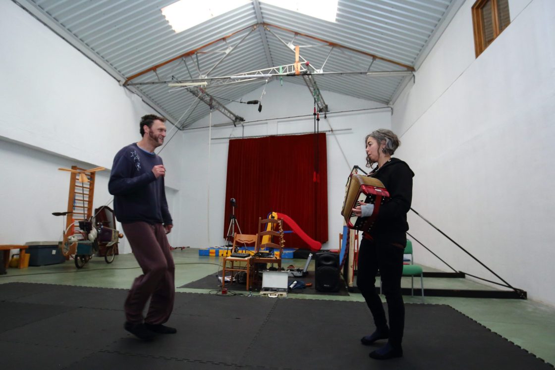 Morgane Jaudou y Marcos Rivas, creadores de la compañía de circo teatro Maintomano afincada en Ponferrada