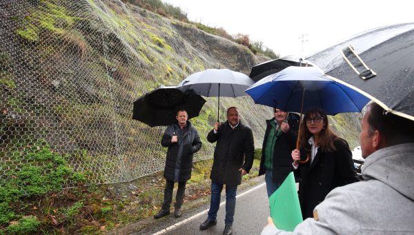 El presidente de la Diputación de León, Gerardo Álvarez Courel, y el vicepresidente y responsable de Infraestructuras, Roberto Aller, durante su visita y recepción de obra de la carretera de acceso a la población de Colinas del Campo de Martín Moro Toledano