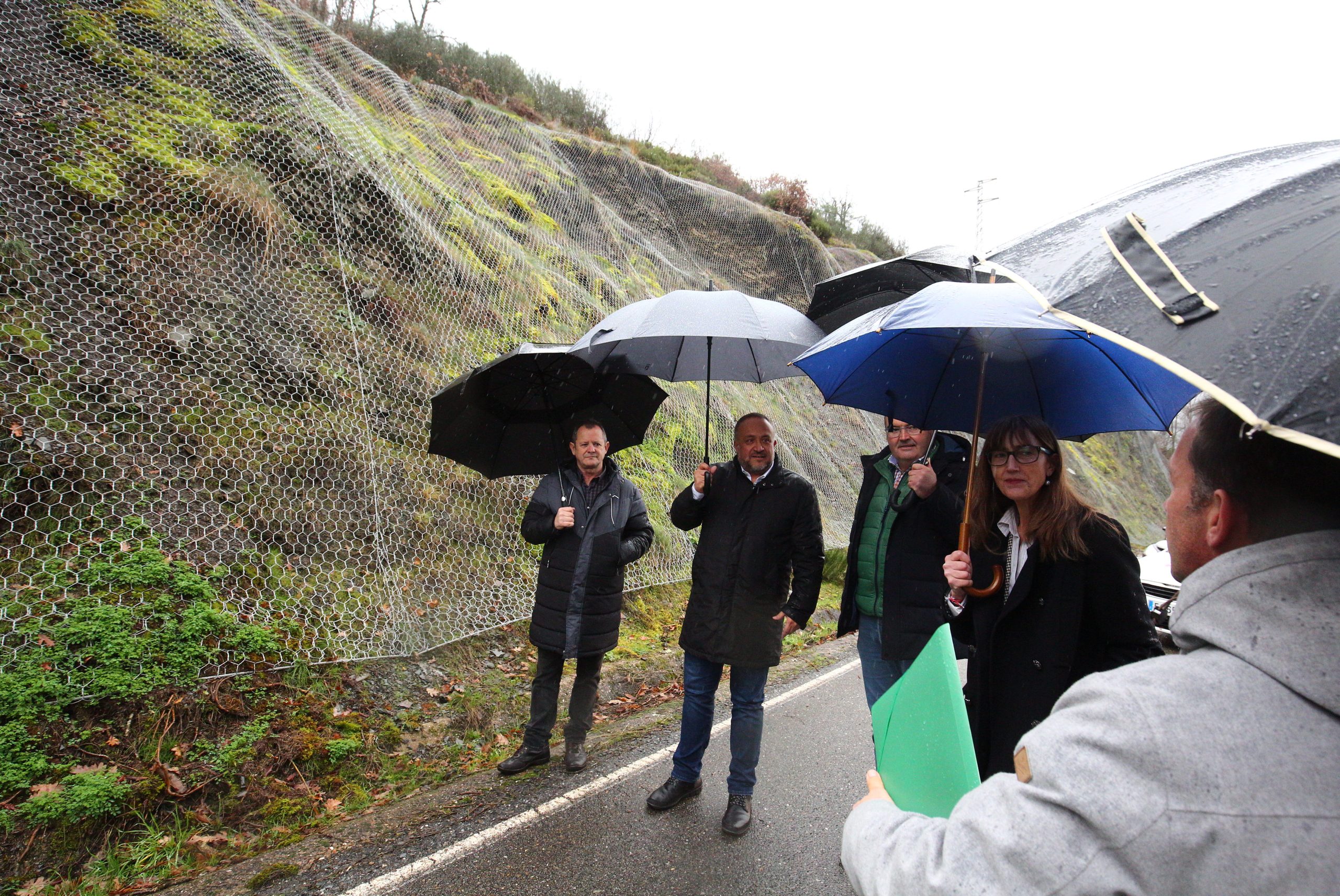 El presidente de la Diputación de León, Gerardo Álvarez Courel, y el vicepresidente y responsable de Infraestructuras, Roberto Aller, durante su visita y recepción de obra de la carretera de acceso a la población de Colinas del Campo de Martín Moro Toledano