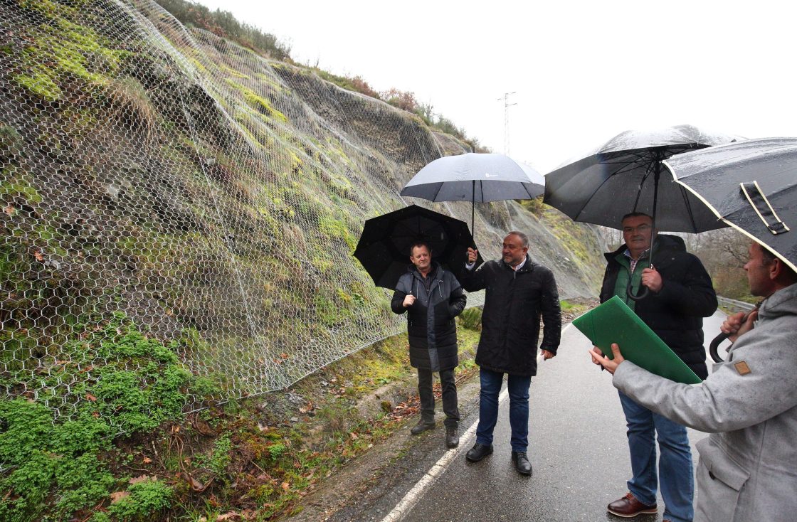 El presidente de la Diputación de León, Gerardo Álvarez Courel, y el vicepresidente y responsable de Infraestructuras, Roberto Aller, durante su visita y recepción de obra de la carretera de acceso a la población de Colinas del Campo de Martín Moro Toledano